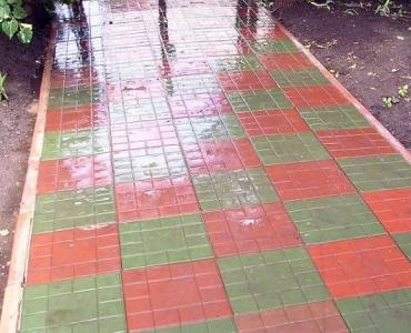 Pesano polimernaya plitka s harakternym bleskom